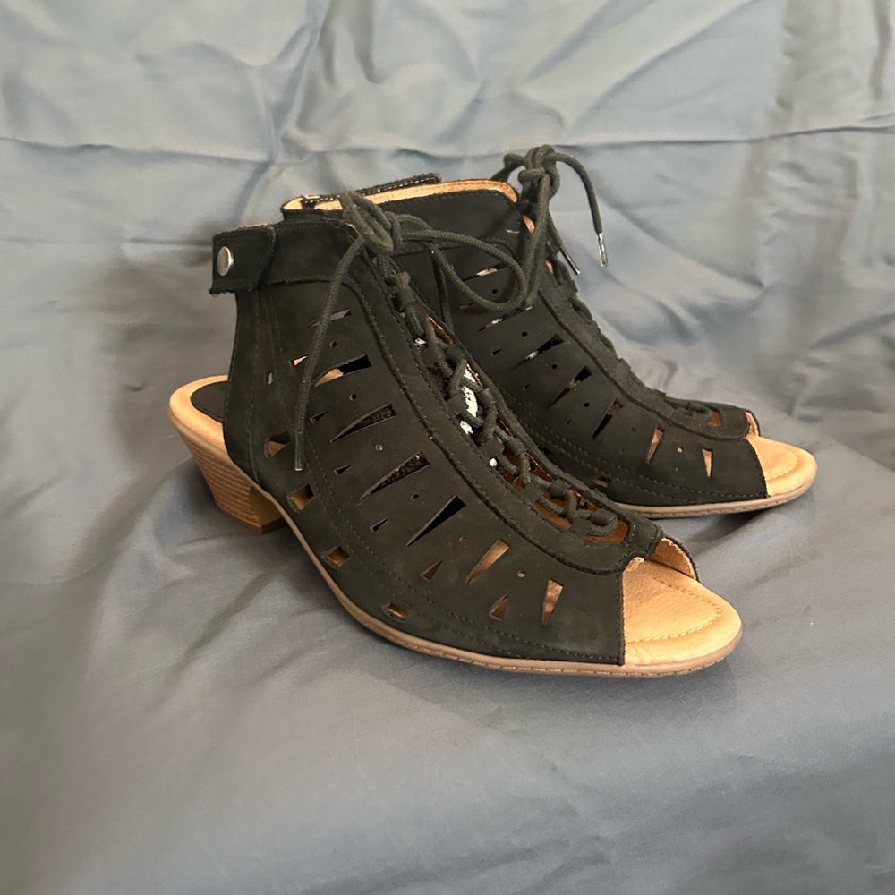Earth Black Kristen Soft Nubuck Leather Lace-Up Kitten Heel Sandals Size: 10